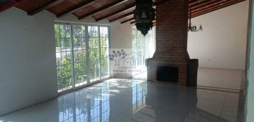 RENTA O VENTA DE CASA CON AMPLIO JARDÍN EN SAN ESTEBAN TIZATLAN