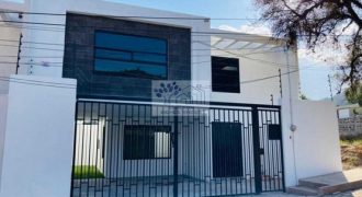 VENTA DE CASA CON JARDÍN EN SANTIAGO TEPETICPAC