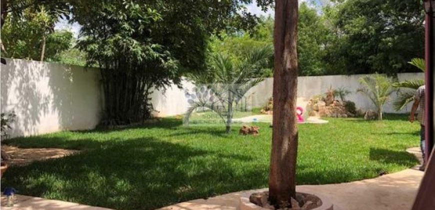 VENTA DE CASA DE 1 NIVEL CON ALBERCA Y JARDÍN QUINTAS BASPUL YUCATÁN